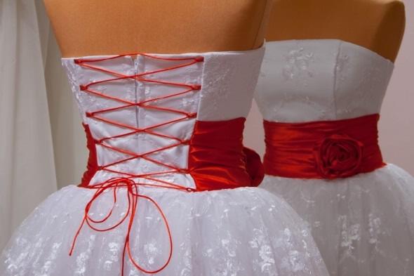 свадебное платье с красными тонами